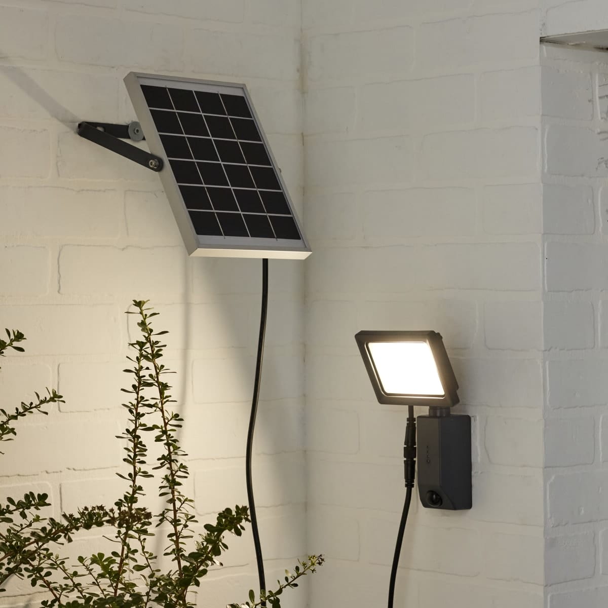 Bricocenter PROIETTORE SOLARE YONKERS PLASTICA NERO LED 72W LUCE NATURALE IP54