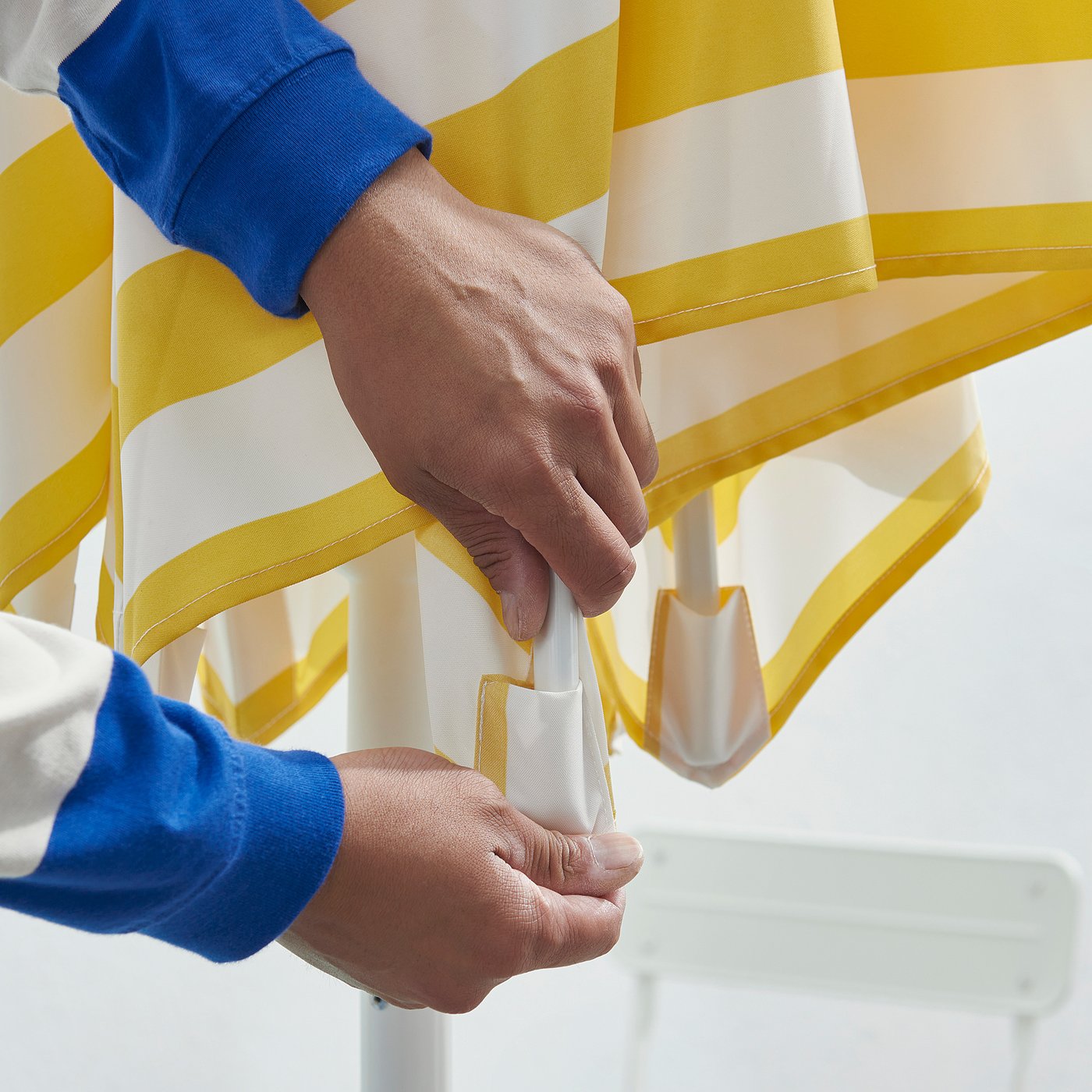 HÖGÖN / IGGÖN parasol with base, off-white bright yellow/striped dark grey, 38 mm