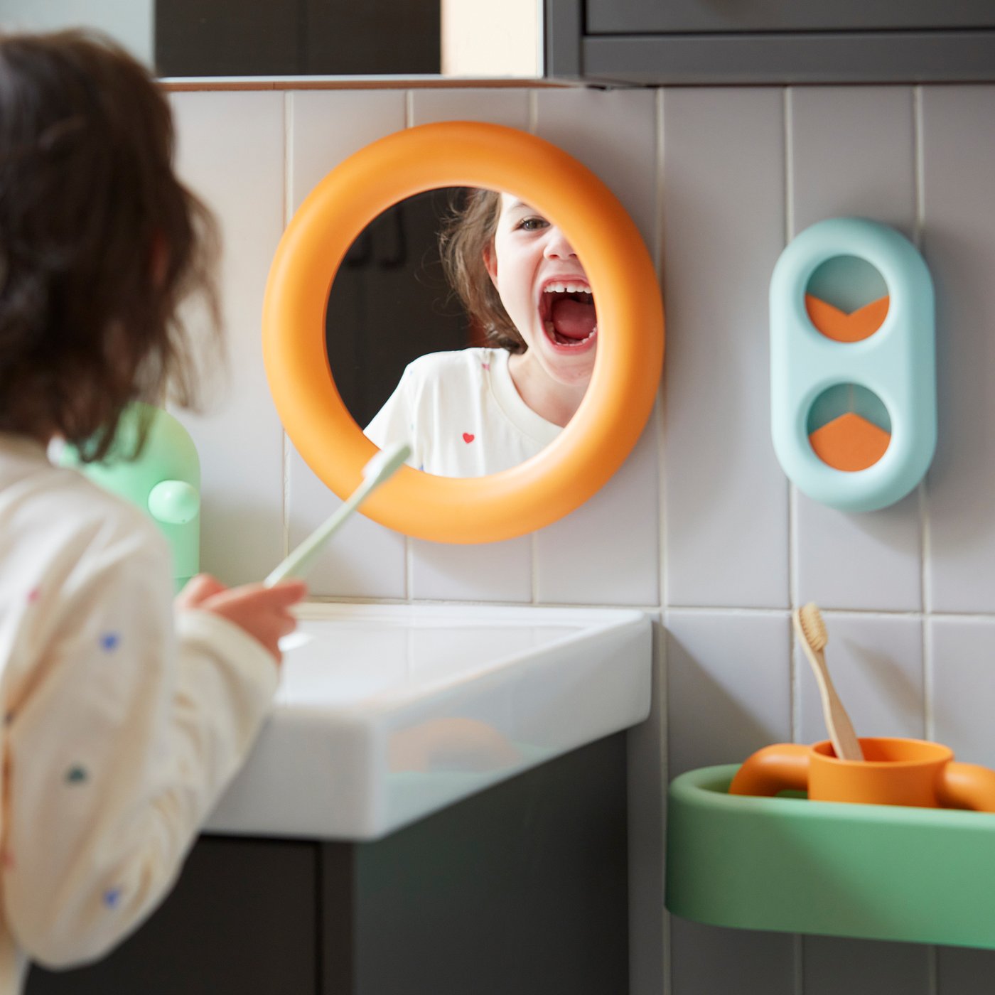 HUMLESJÖN mirror with suction cup, orange, 25 cm