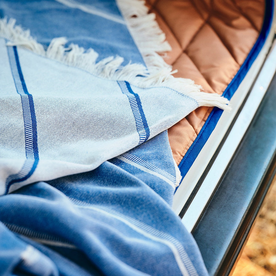 SOLUPPGÅNG throw, double sided blue/off-white, 130x170 cm