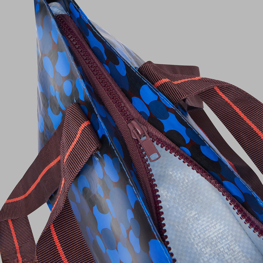 SPJUTSÖ carrier bag, blue patterned, 18x45x28 cm/22 l