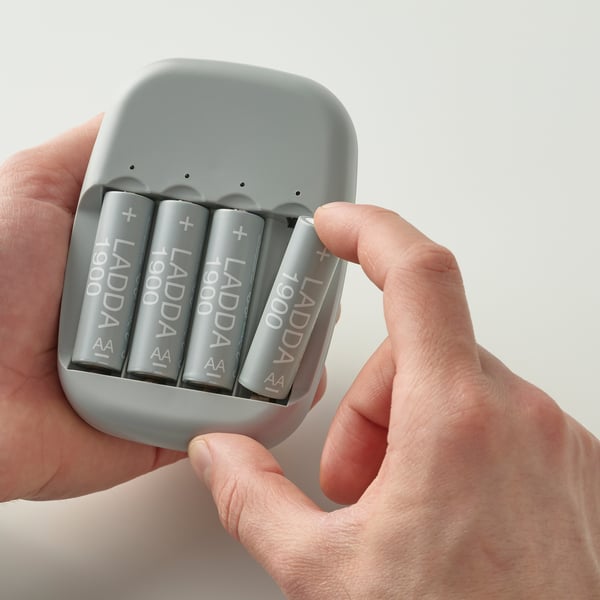 STENKOL / LADDA battery charger and 4 batteries, 110 mmx77 mm cm