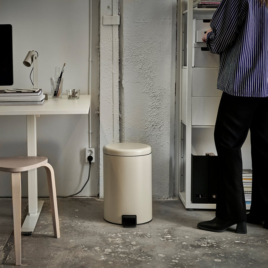 STENTRAPPA pedal bin, light grey-beige, 30 cm