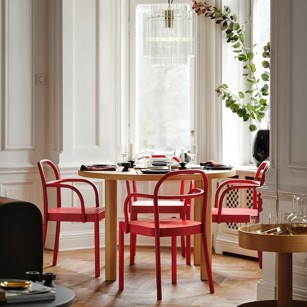 STOCKHOLM 2025 / STOCKHOLM 2025 table and 4 chairs with armrests, oak veneer/red, 115 cm