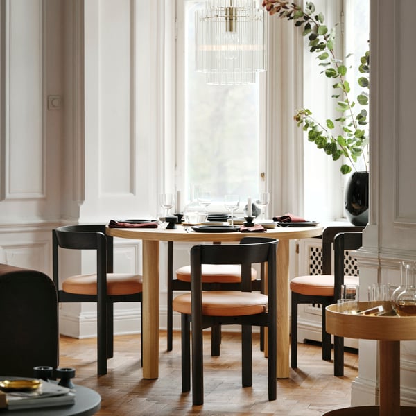 STOCKHOLM 2025 / STOCKHOLM 2025 table and 4 chairs, oak veneer/dark brown leather, 115 cm