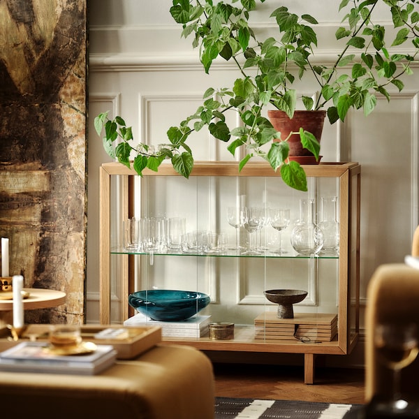 STOCKHOLM 2025 glass-door cabinet, oak veneer, 100x40x86 cm