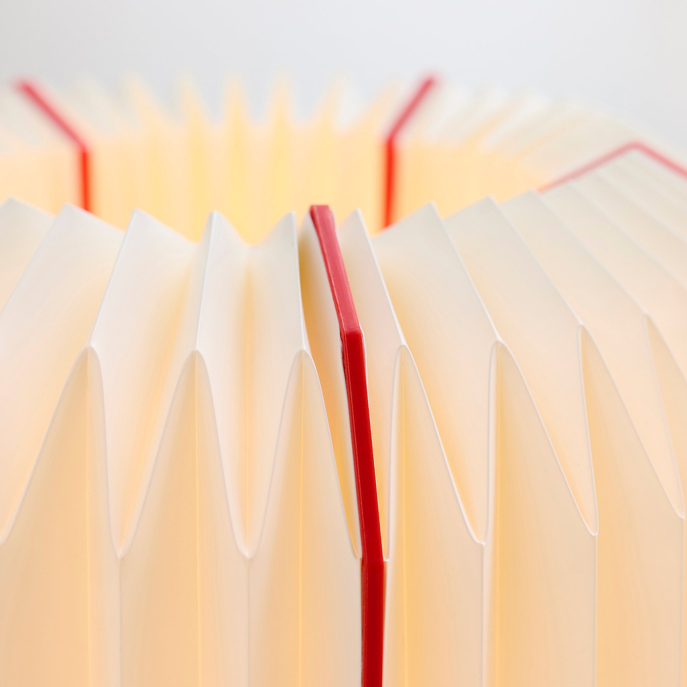 STRÅLA table lamp, white/red, 22 cm