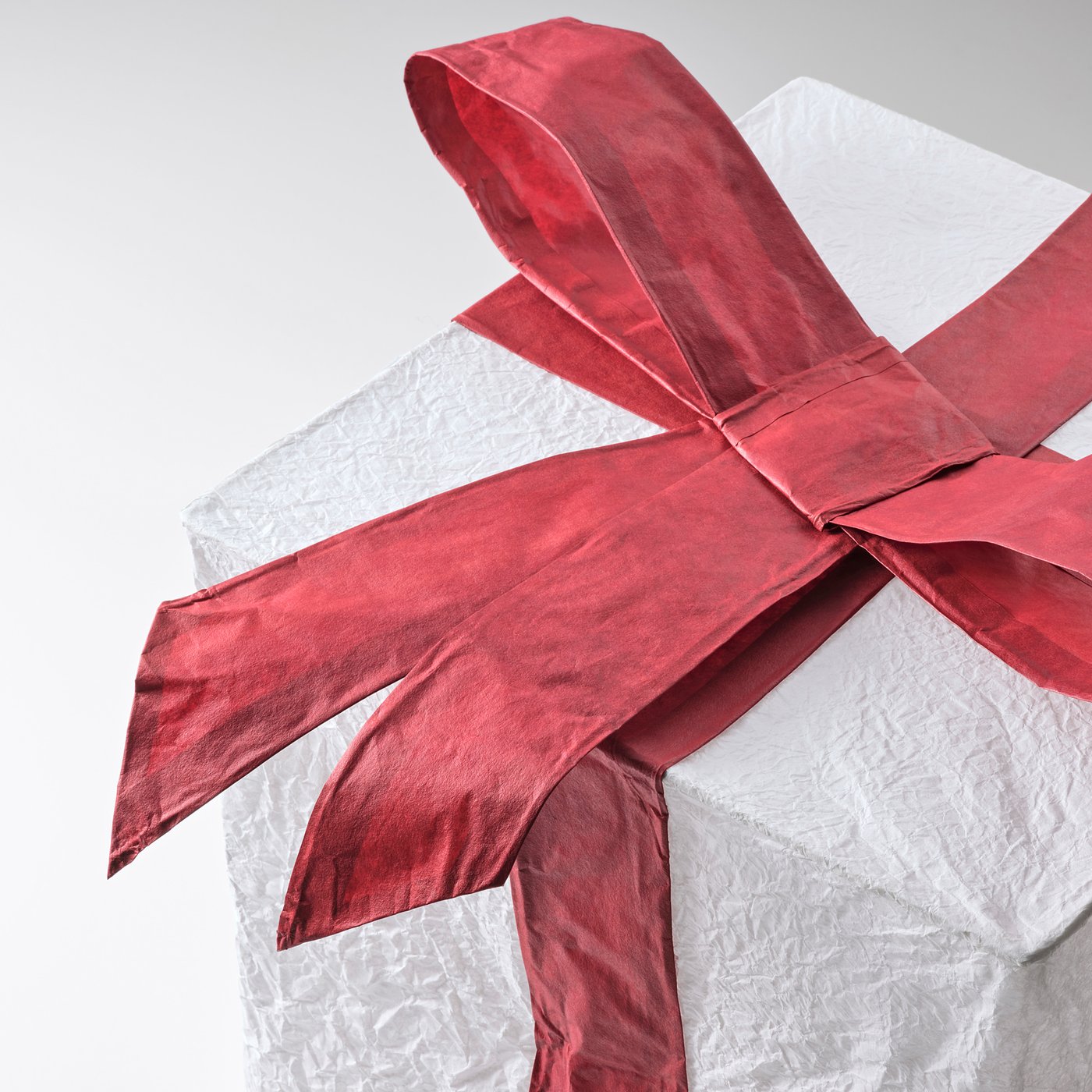 STRÅLA table lamp, box/red, 28x28 cm