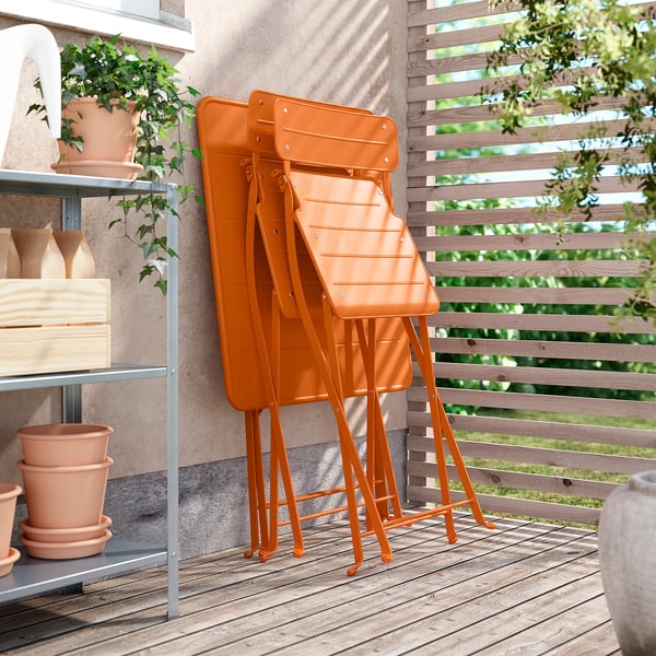 SUNDSÖ table and 2 folding chairs, outdoor bright orange/bright orange Kuddarna light grey-beige, 65x65 cm