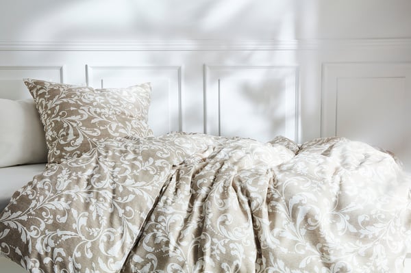 VÅRBRÄCKA duvet cover and pillowcase, beige/white, 150x200/50x80 cm