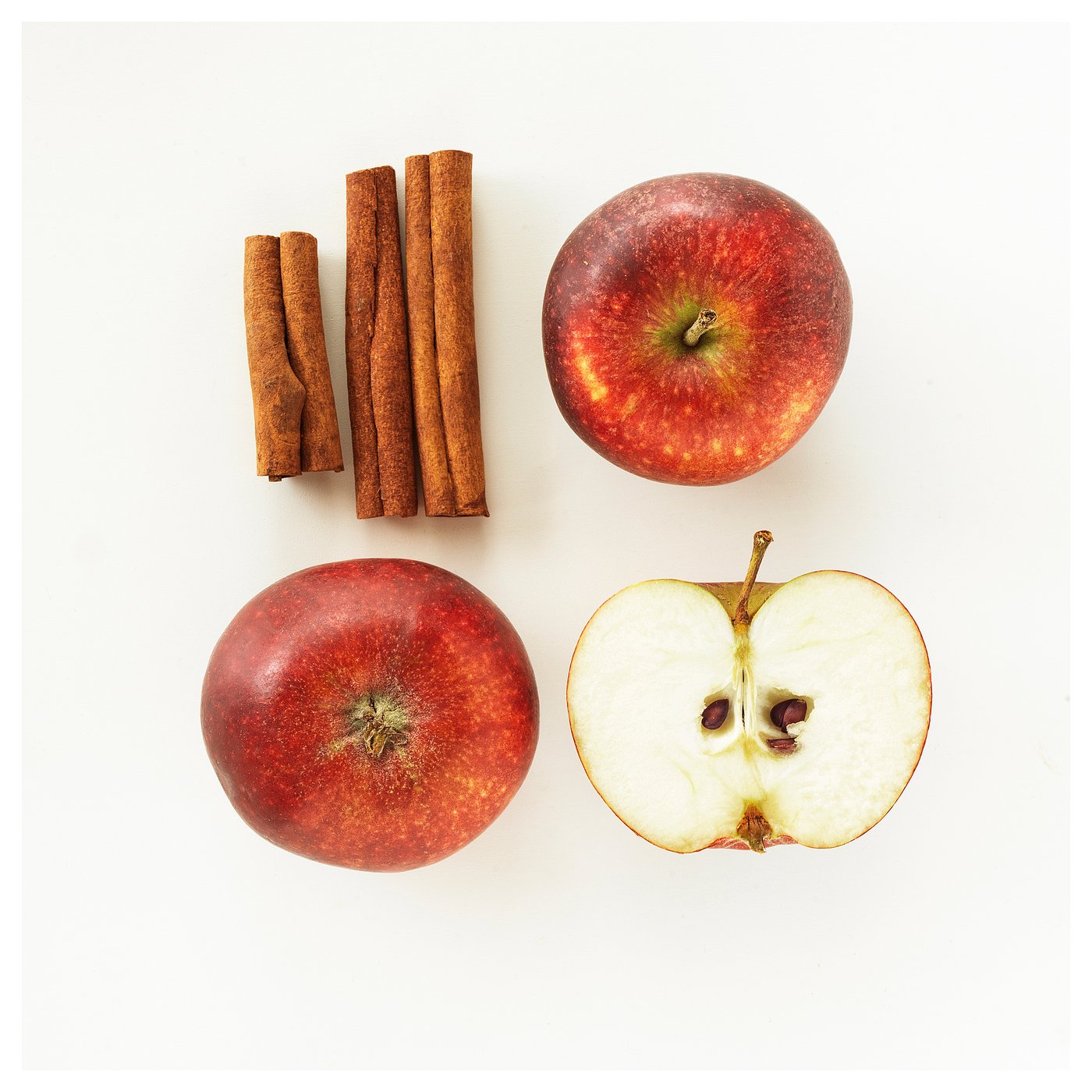 VINTERFINT scented candle in metal tin, apple-shaped/Apple and cinnamon red, 8 cm