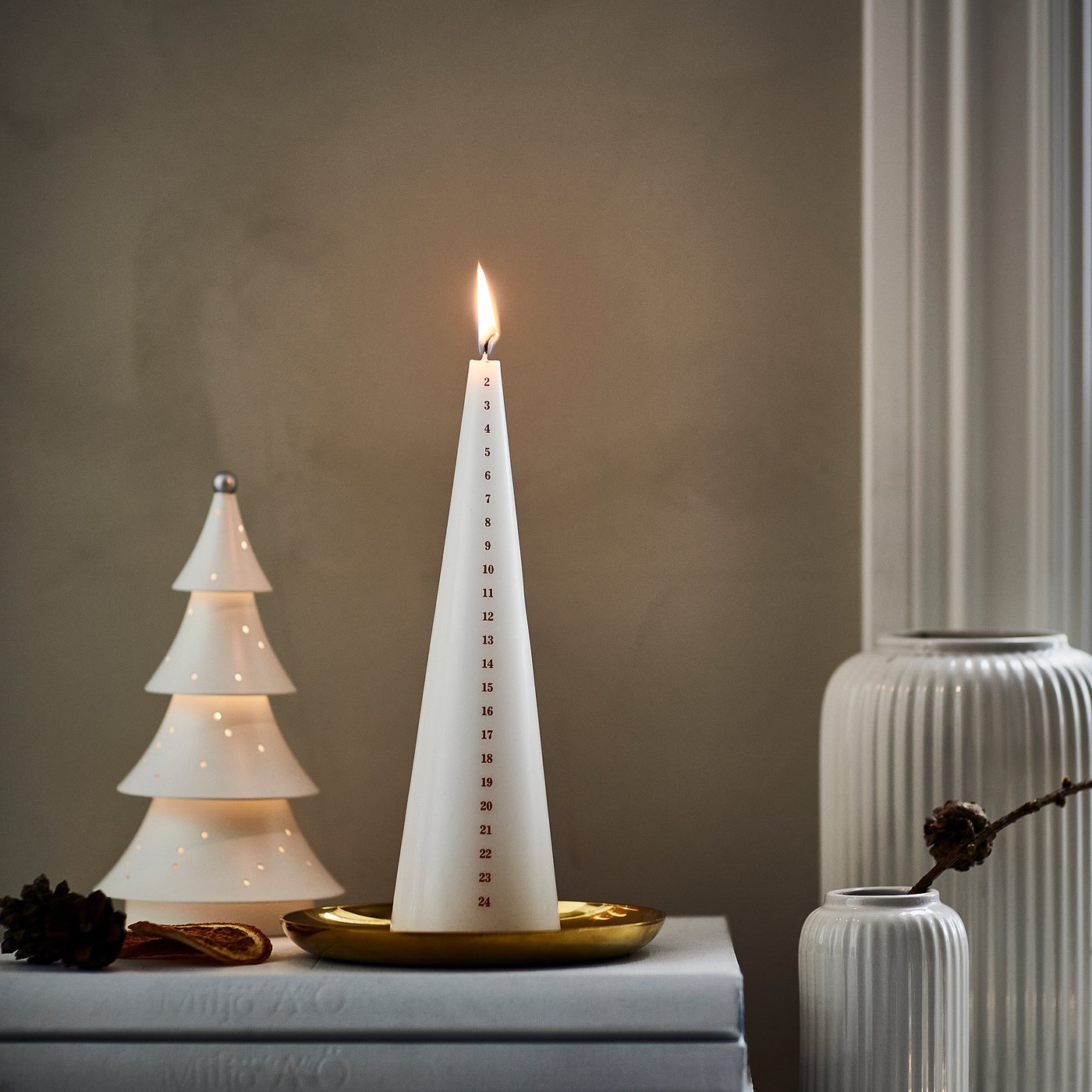 VINTERFINT unscented pillar candle, calendar white/red, 6.5 cm