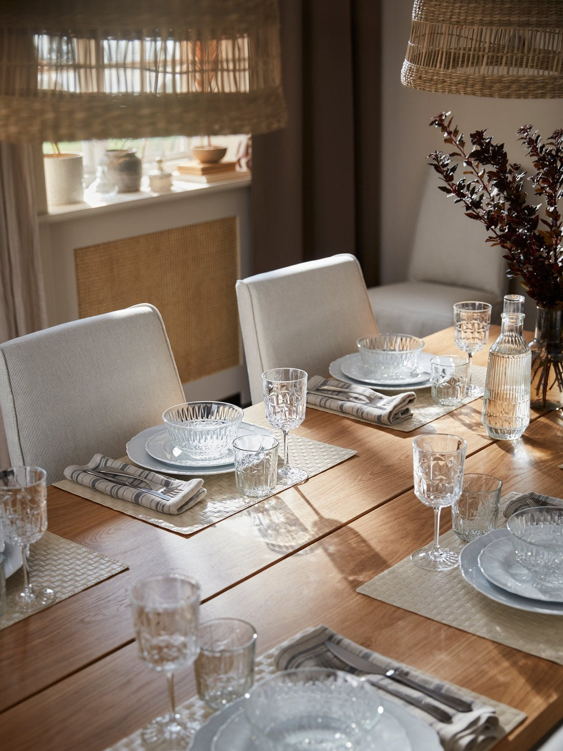 Setting a Beautiful Table for Your Wedding Day
