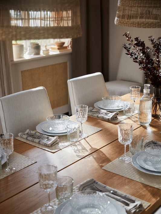 Setting a Beautiful Table for Your Wedding Day