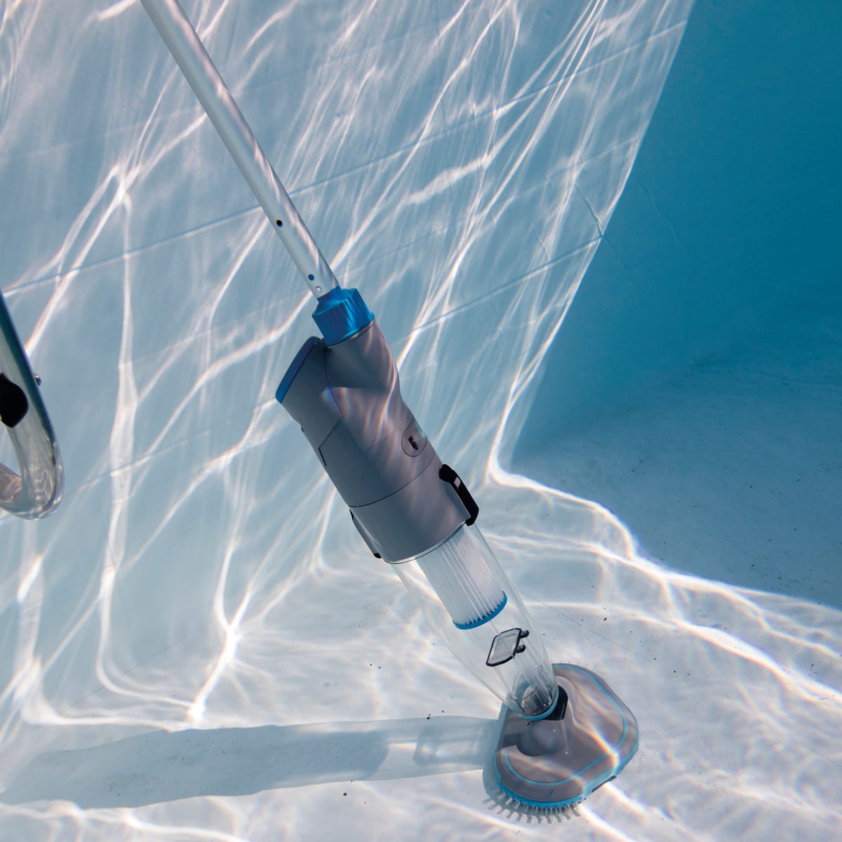 SUPER VAC BATTERY-POWERED POOL CLEANER