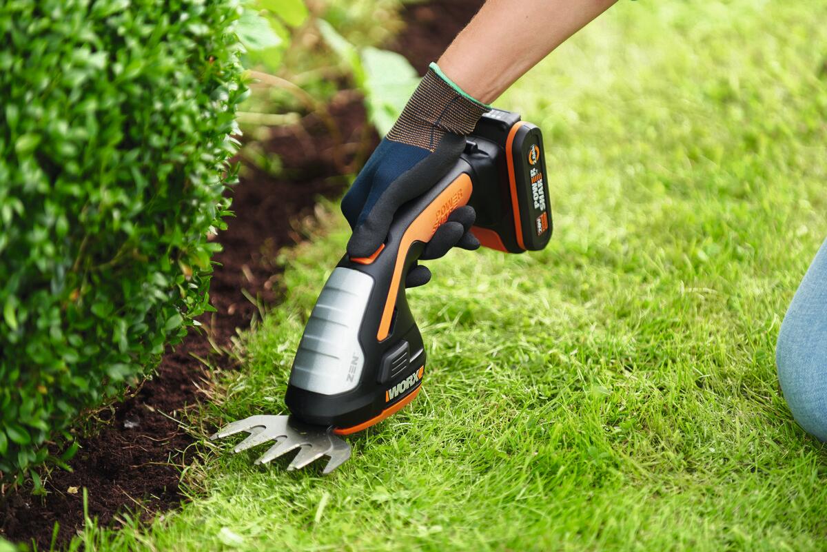 WORX BATTERY SHEAR 20V LAWN MOWER AND HEDGE TRIMMER 20V BATTERY AND CHARGE NOT INCLUDED