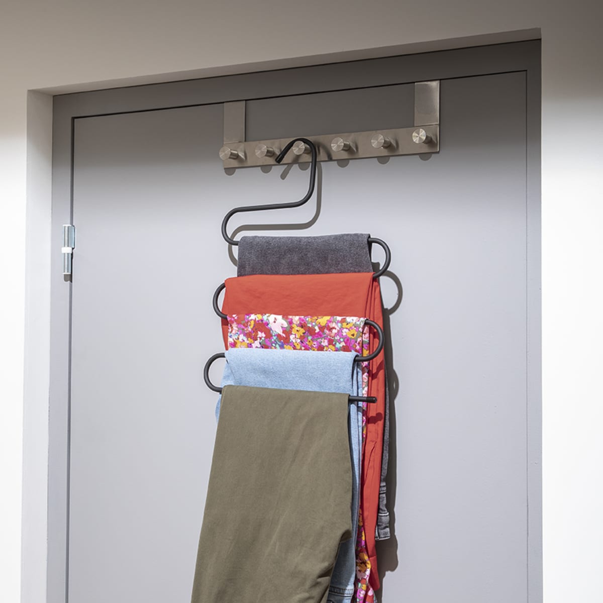 SPACEO SPACE-SAVING SOFT TOUCH NON-SLIP HANGER FOR 5 TROUSERS