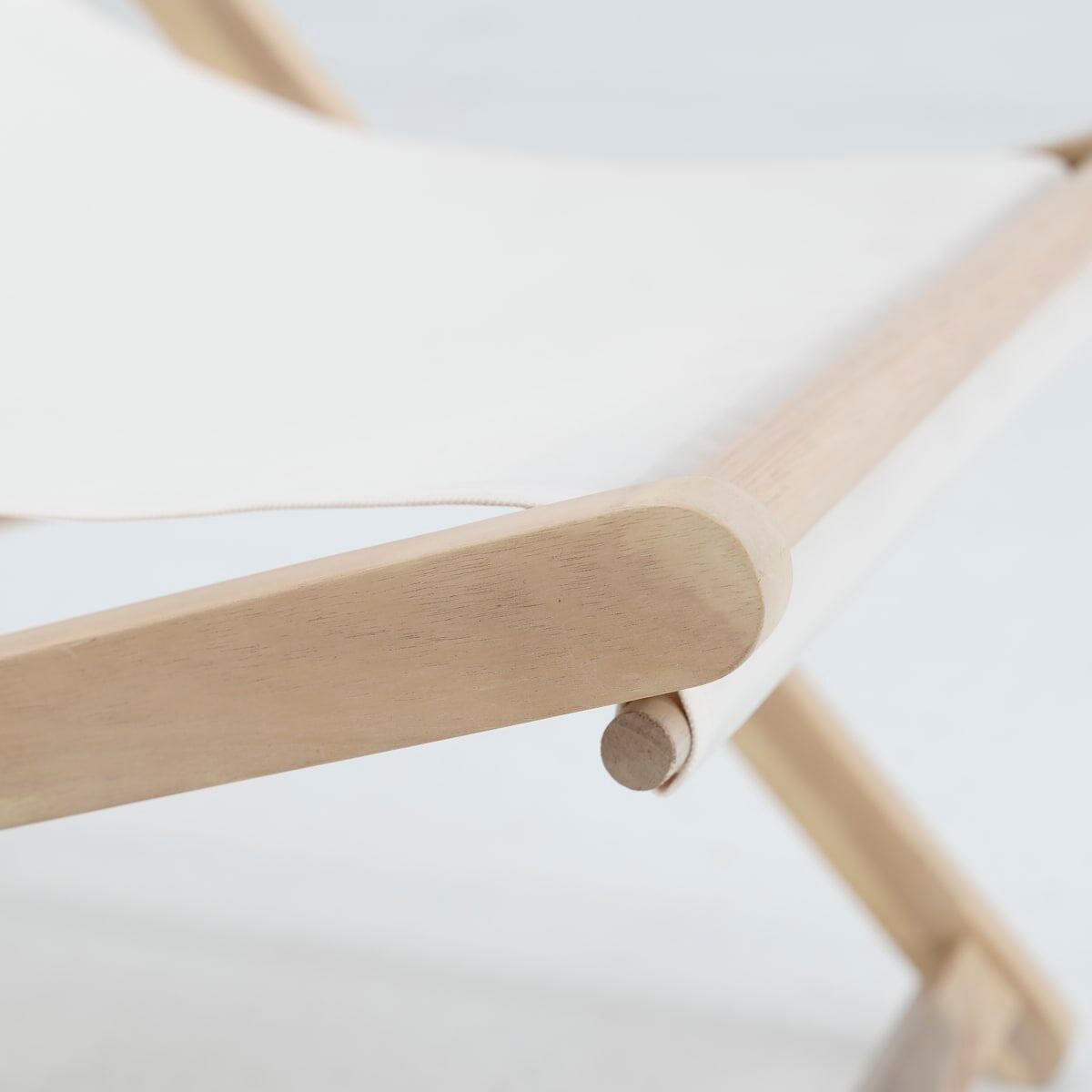 Naterial Solis deck chair in FSC acacia, 60x95x98 cm, cream