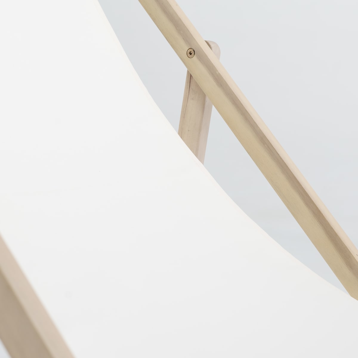 Naterial Solis deck chair in FSC acacia, 60x95x98 cm, cream