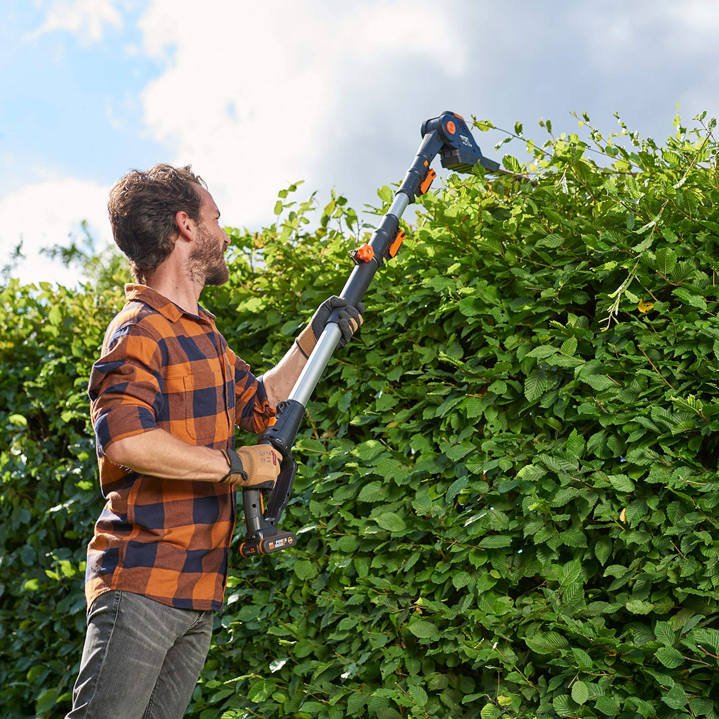 HEDGE TRIMMER WITH EXTENSION 3.6MT BATTERY OPERATED BLADE 45CM BATTERY AND CHARGE NOT INCLUDED