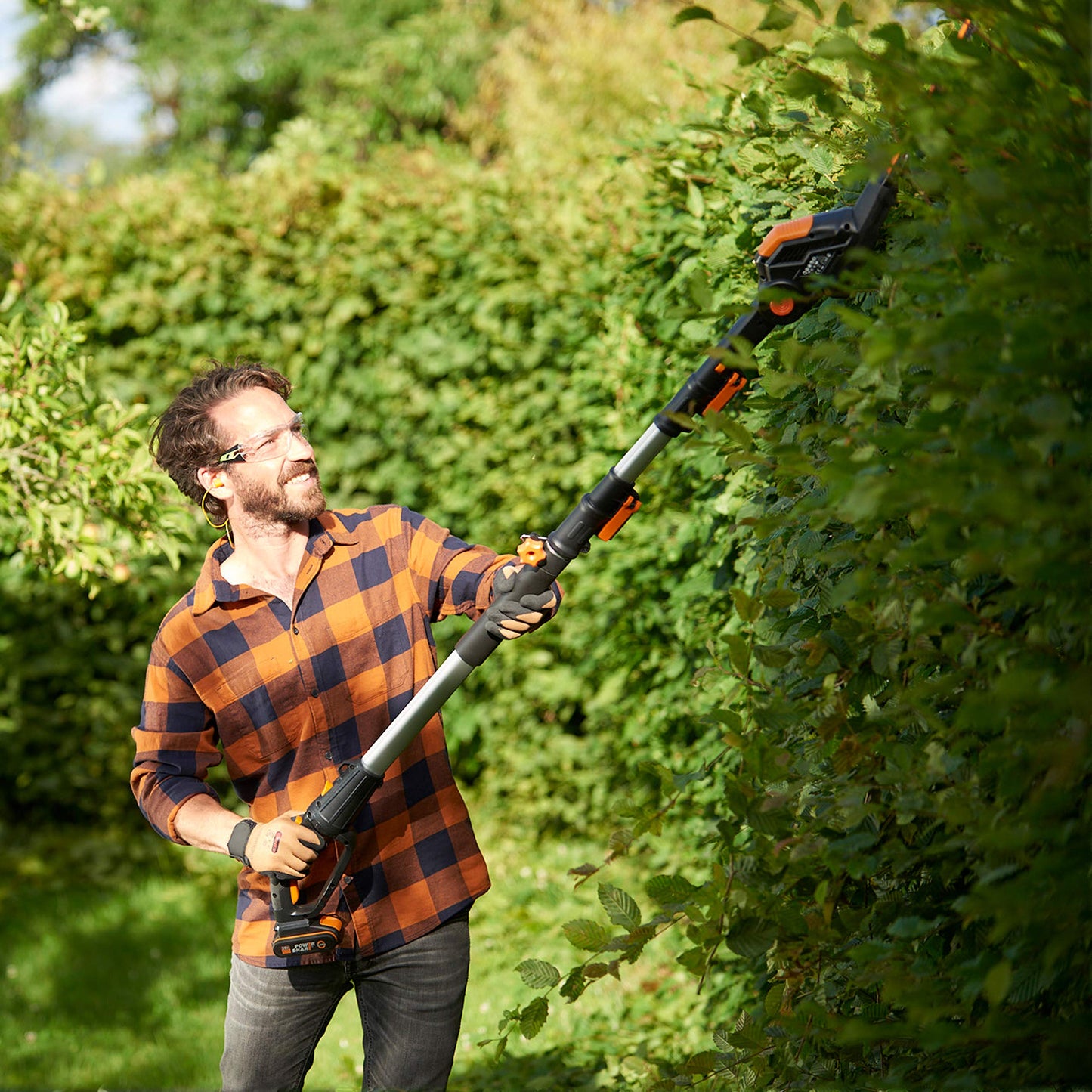 HEDGE TRIMMER WITH EXTENSION 3.6MT BATTERY OPERATED BLADE 45CM BATTERY AND CHARGE NOT INCLUDED