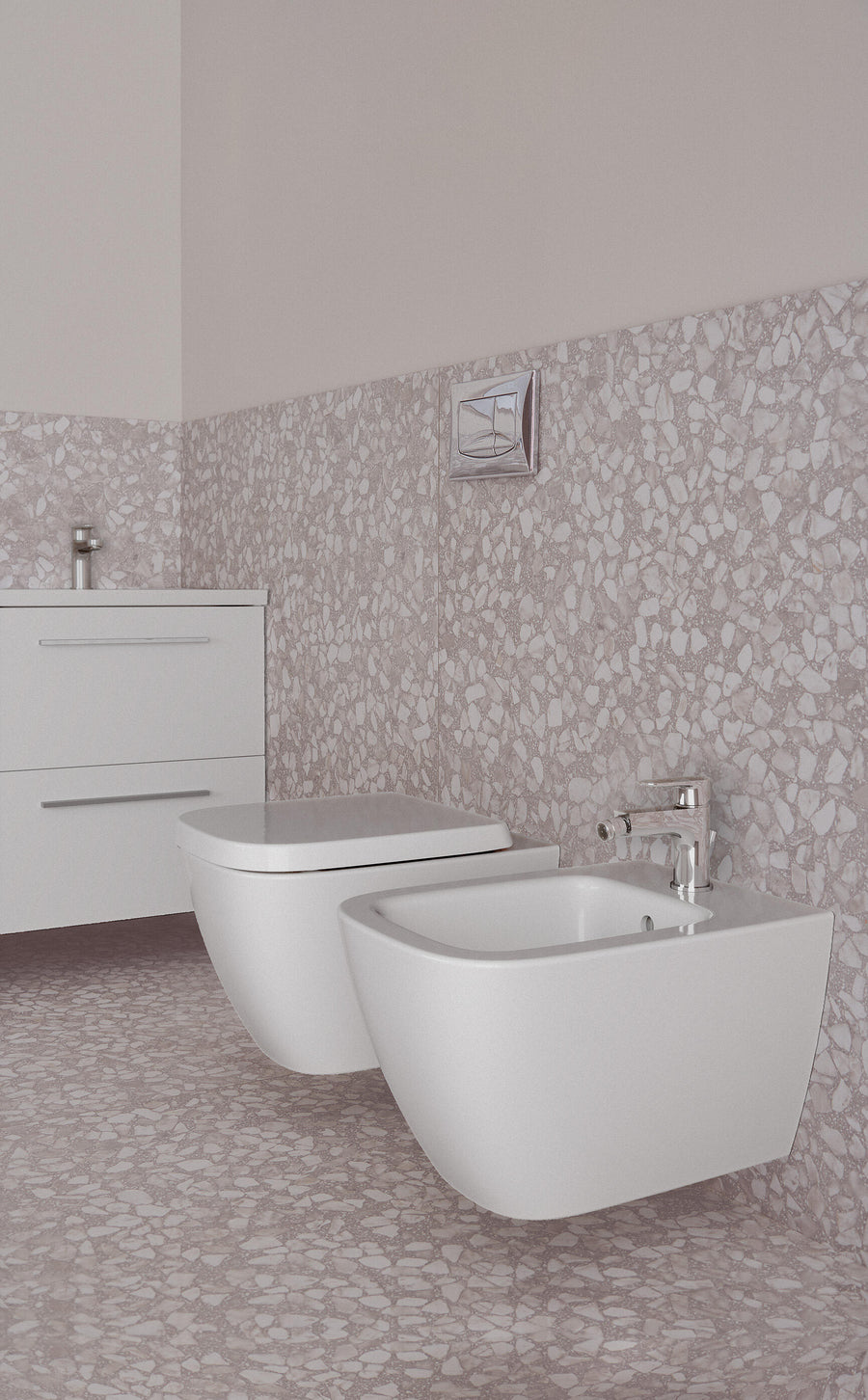 Wc seat i life b wraparound slow-motion white