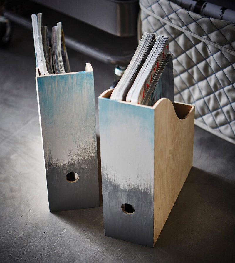 2 magazine organisers in wood pianted.