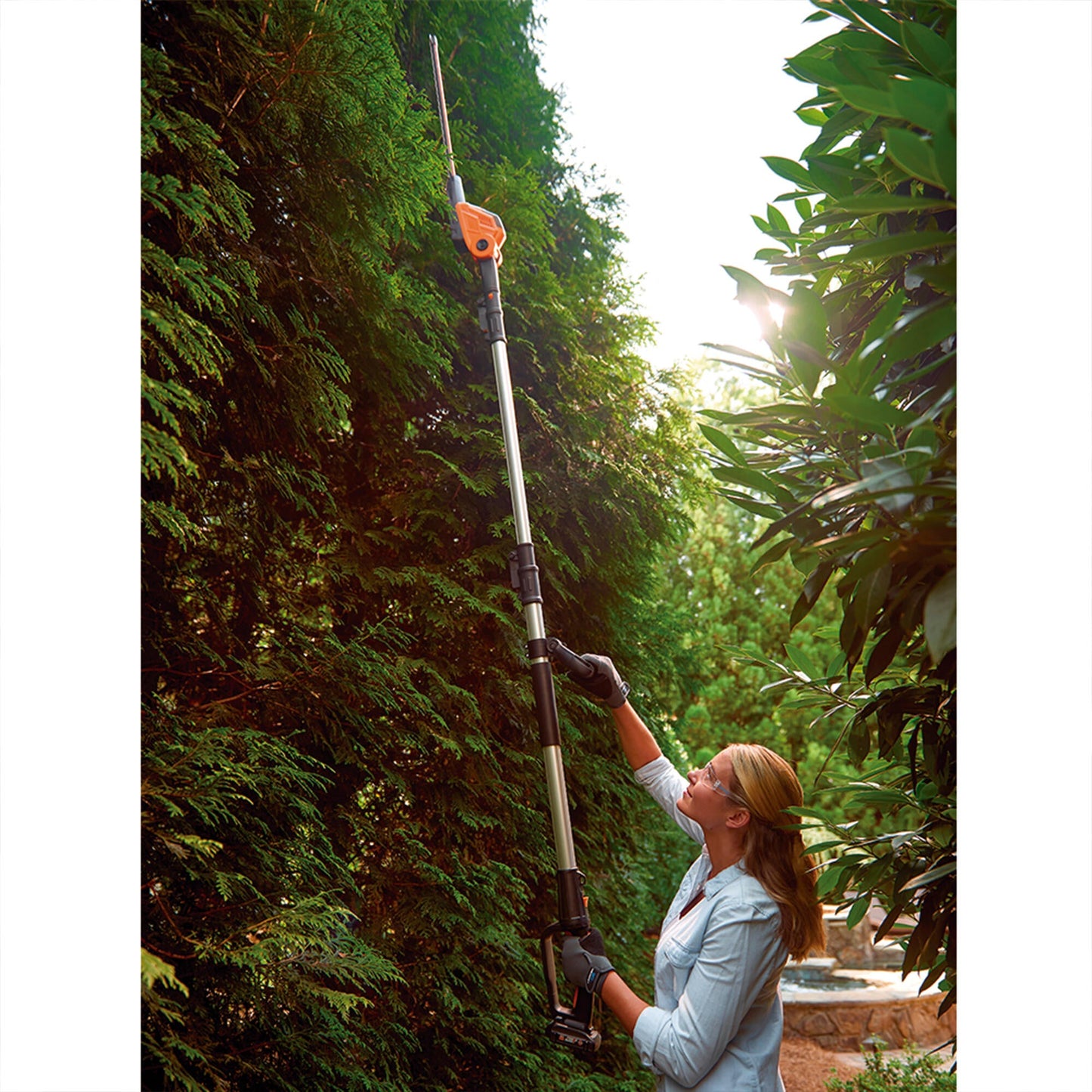 HEDGE TRIMMER WITH EXTENSION 3.6MT BATTERY OPERATED BLADE 45CM BATTERY AND CHARGE NOT INCLUDED
