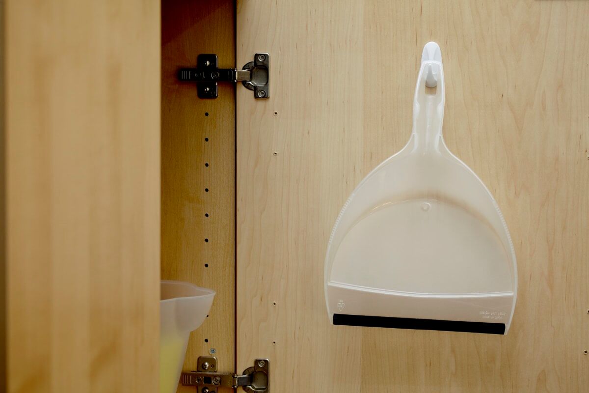 2 SMALL WHITE ADHESIVE COMMAND HOOKS