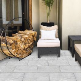 APUANO GRIP LIGHT GREY OUTDOOR FLOORING 30.2X60.4 1.68 SQM