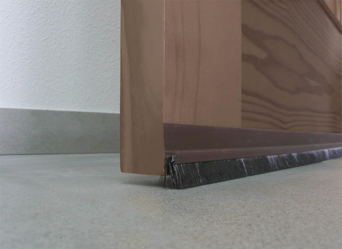AXTON BROWN PVC DOOR BOTTOM STICKER WITH BRUSH 1MT
