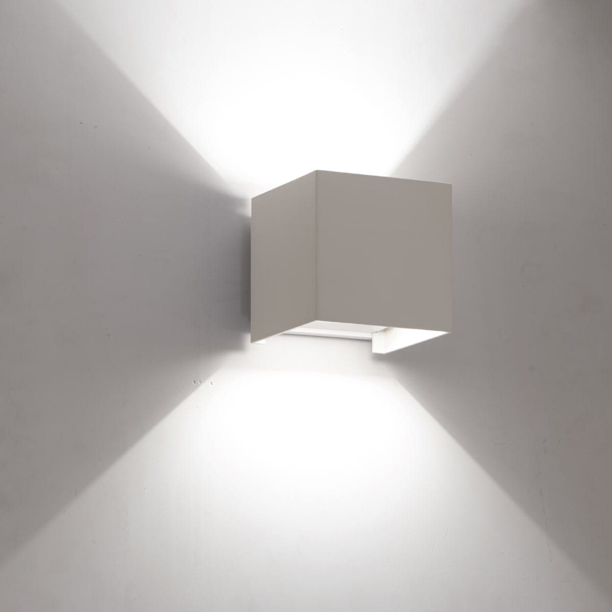 Bricocenter ROXBURY ALUMINIUM WALL LIGHT WHITE 10X10XH10 CM LED 810LM NATURAL LIGHT UP&amp;DOWN IP54