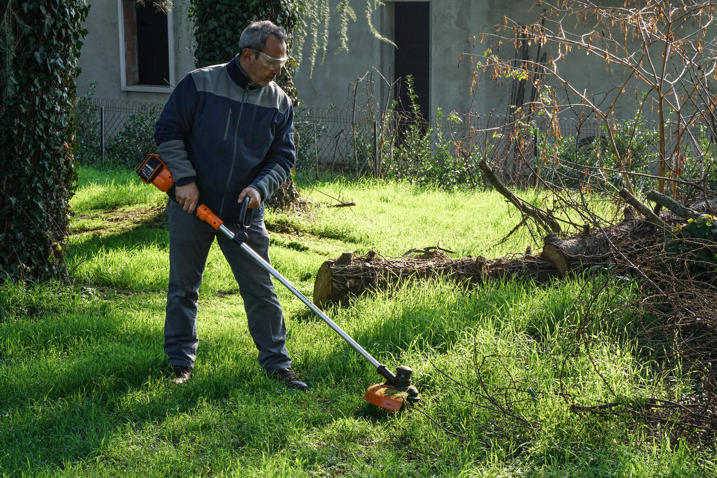 WORX 40V CORDLESS BRUSHCUTTER CUT 33 CM BATTERY AND CHARGE NOT INCLUDED