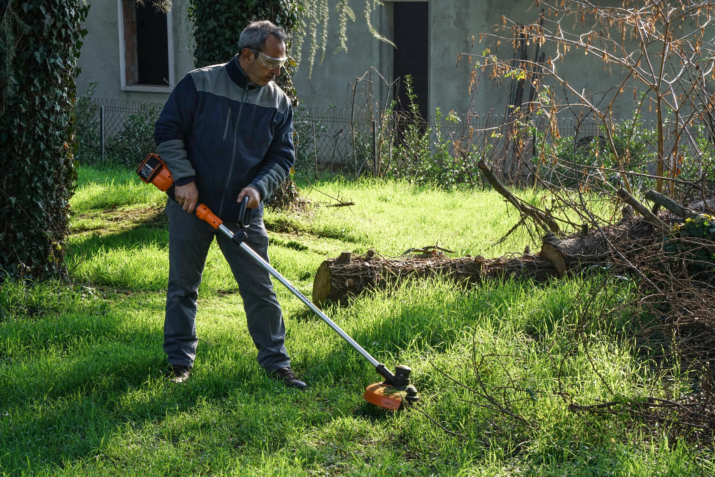 WORX 40V CORDLESS BRUSHCUTTER CUT 33 CM BATTERY AND CHARGE NOT INCLUDED