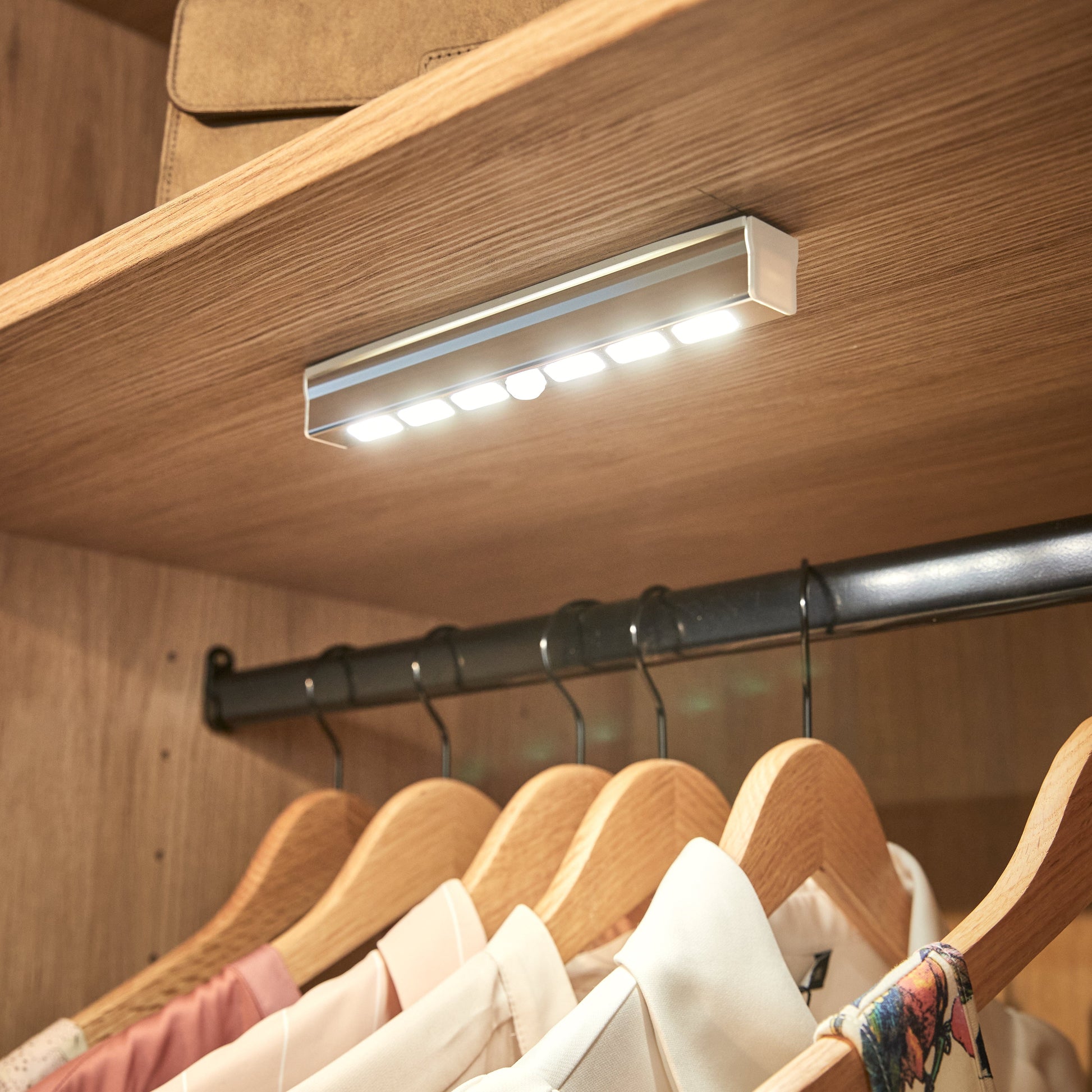 Bricocenter BARRA MERIDA 20 CM PLASTICA SILVER LED LUCE NATURALE CON BATTERIA CON SENSORE DI MOVIMENTO