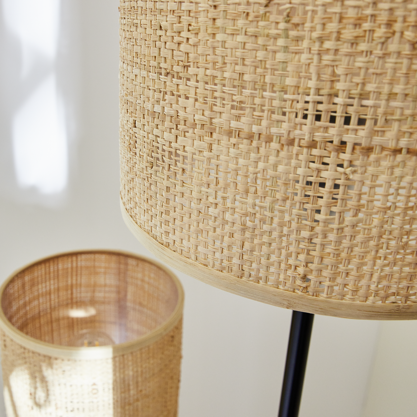 CARVI BLACK METAL AND NATURAL RAFFIA FLOOR LAMP H161 CM E27=40W