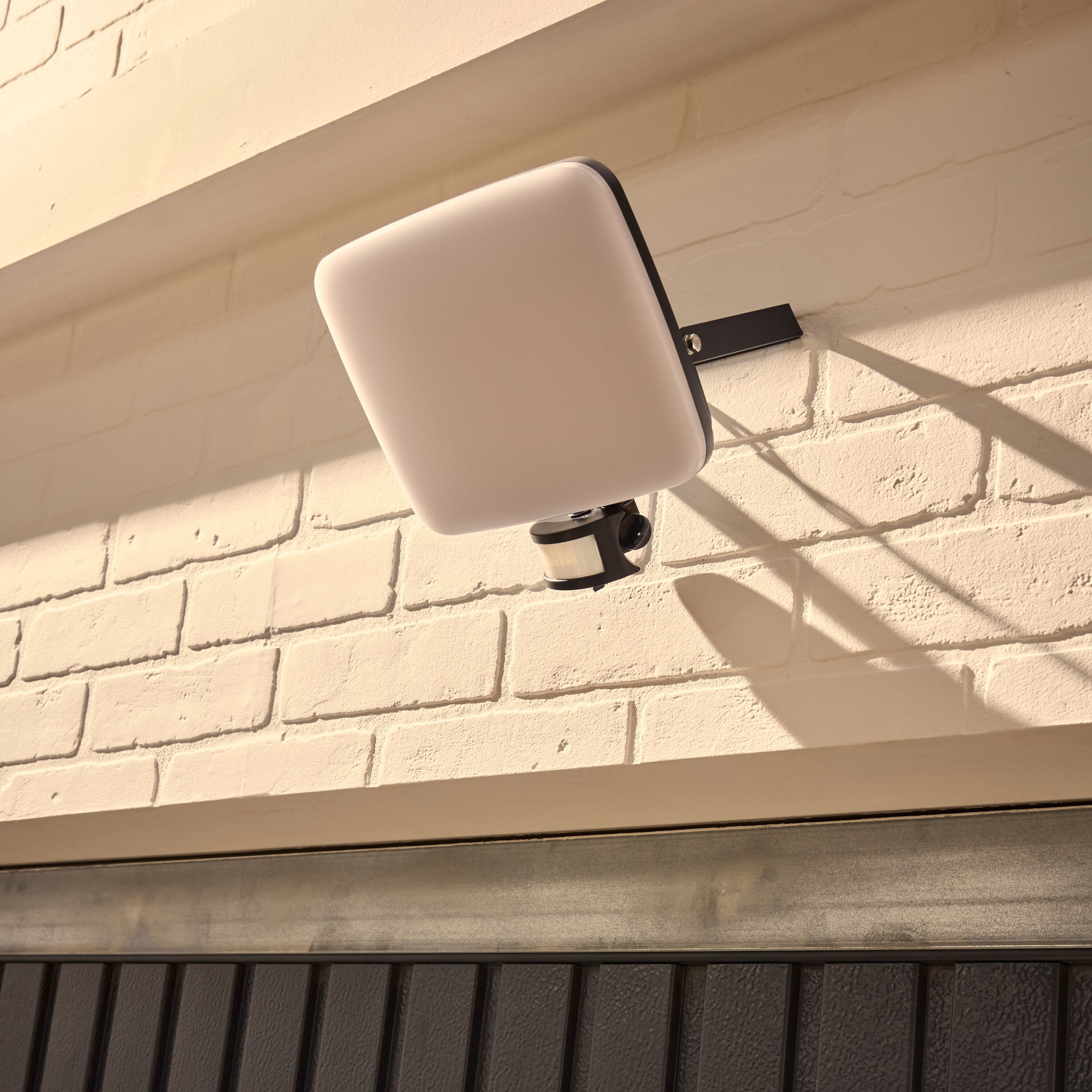White aluminium Kanti spotlight, 24.5 x 7.4 cm, 50W LED, CCT lighting, motion sensor