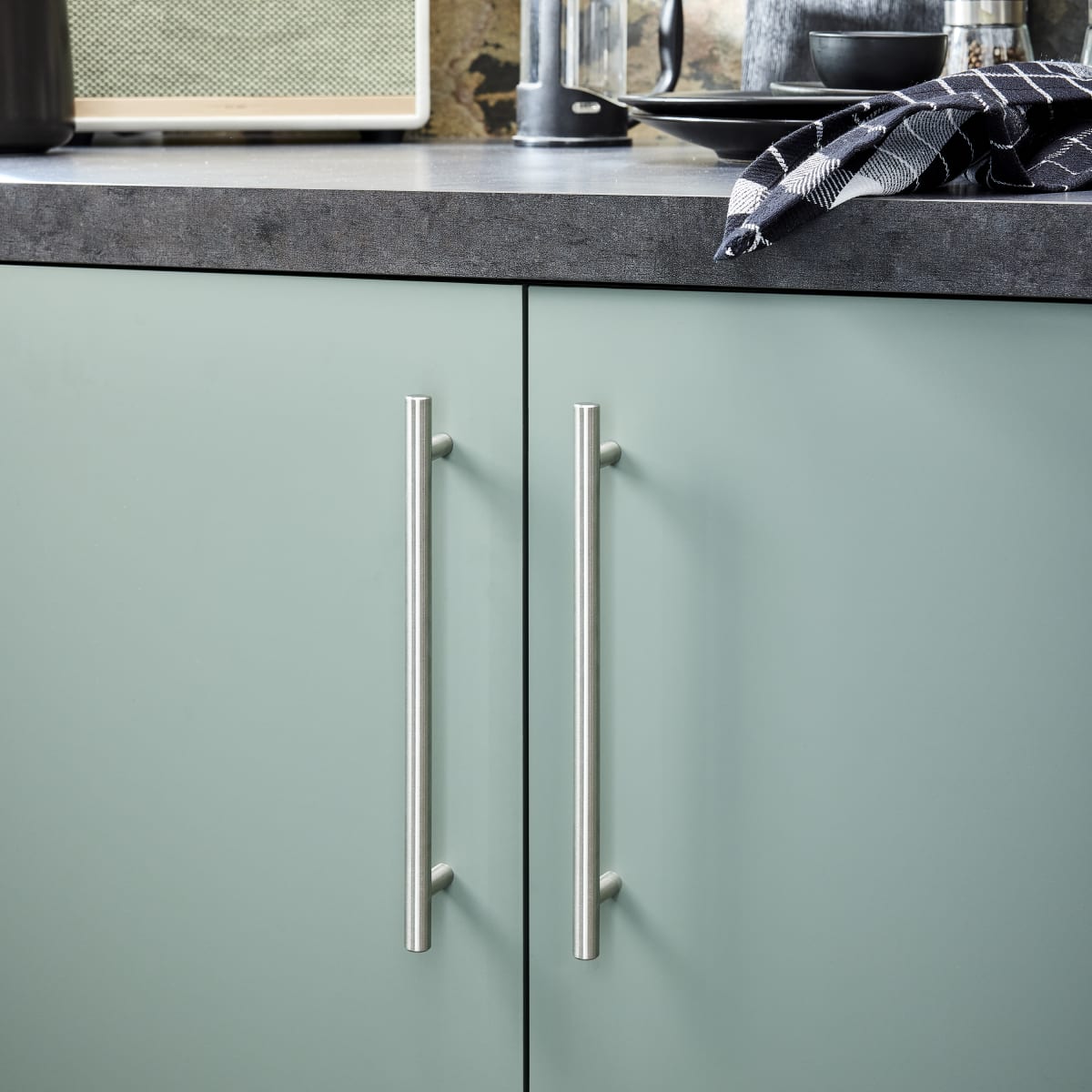 1 SARA HANDLE SPACED 192 MM IN POLISHED BRUSHED NICKEL
