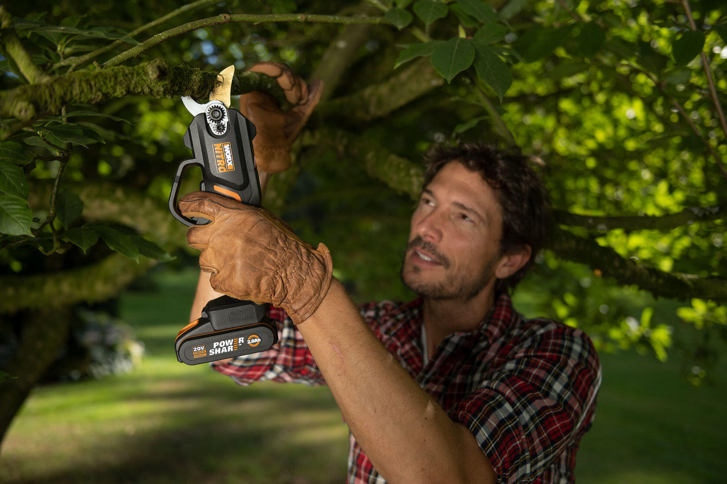 WORX BATTERY OPERATED SCISSORS 20V CUT 25MM BATTERY AND CHARGE NOT INCLUDED