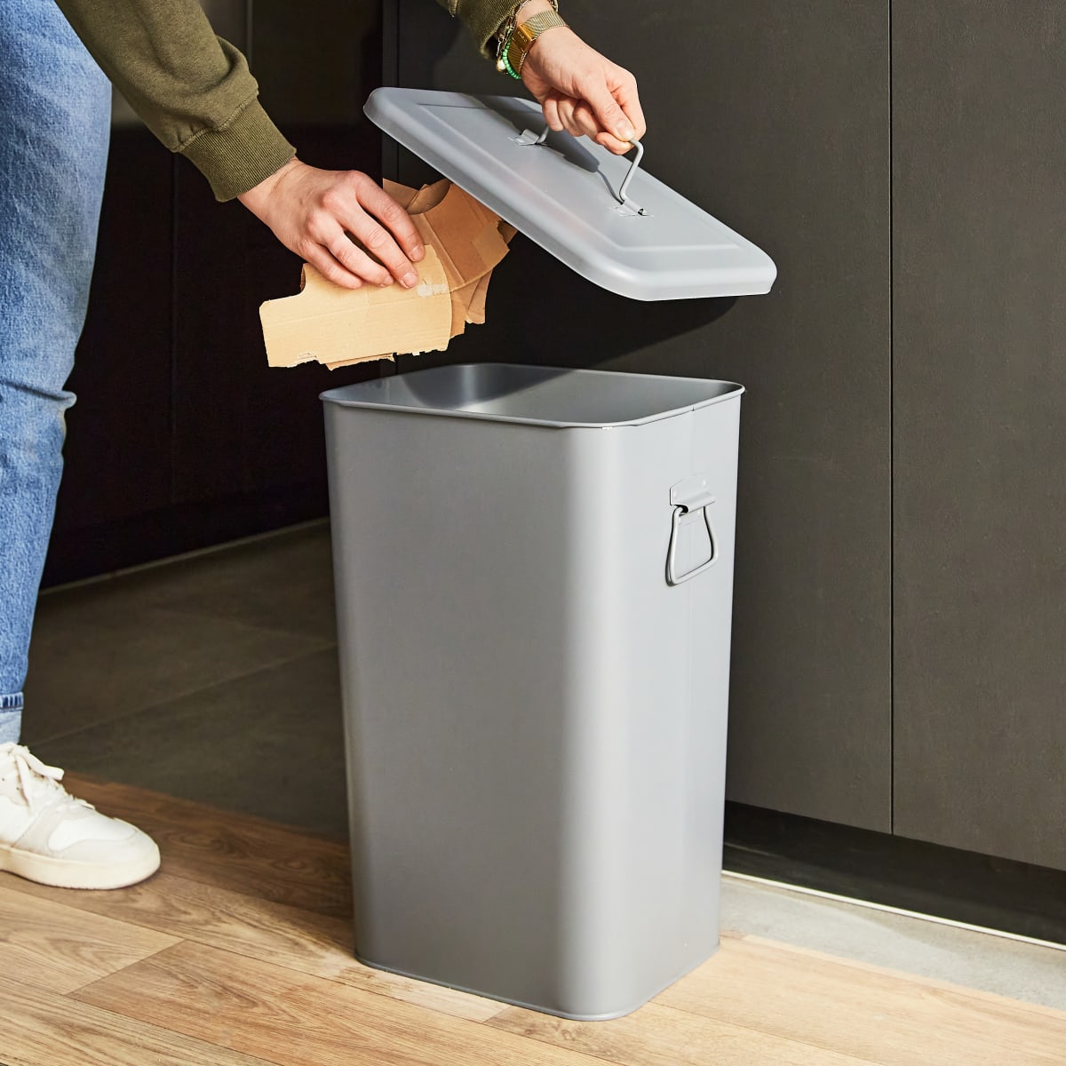 GREY METAL DUSTBIN LT 26 WITH LID