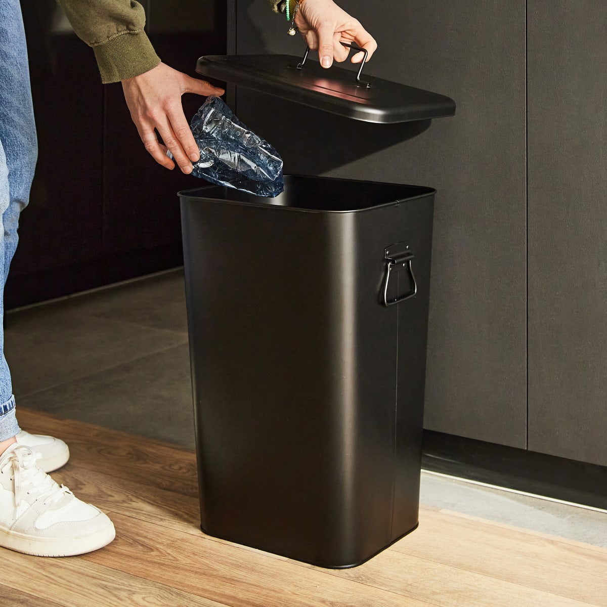 BLACK METAL DUSTBIN LT 26 WITH LID