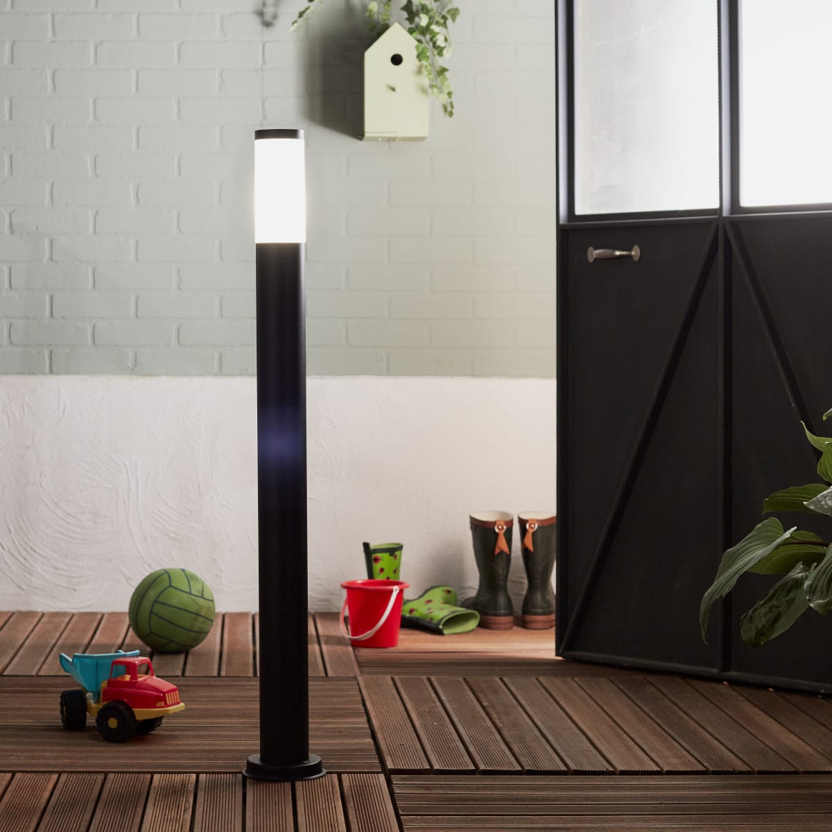 BLACK PLASTIC TRAVIS STREETLIGHT 100CM E27=40W IP44