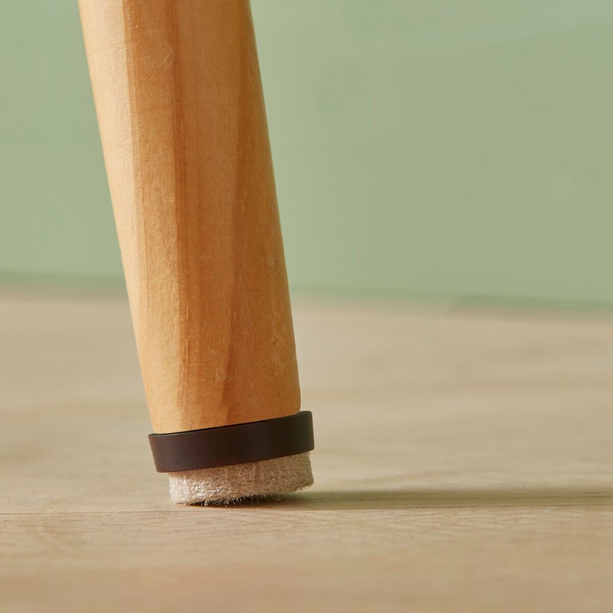 FELT WITH NAIL STANDERS D 20 MM BEIGE , 4 PIECES