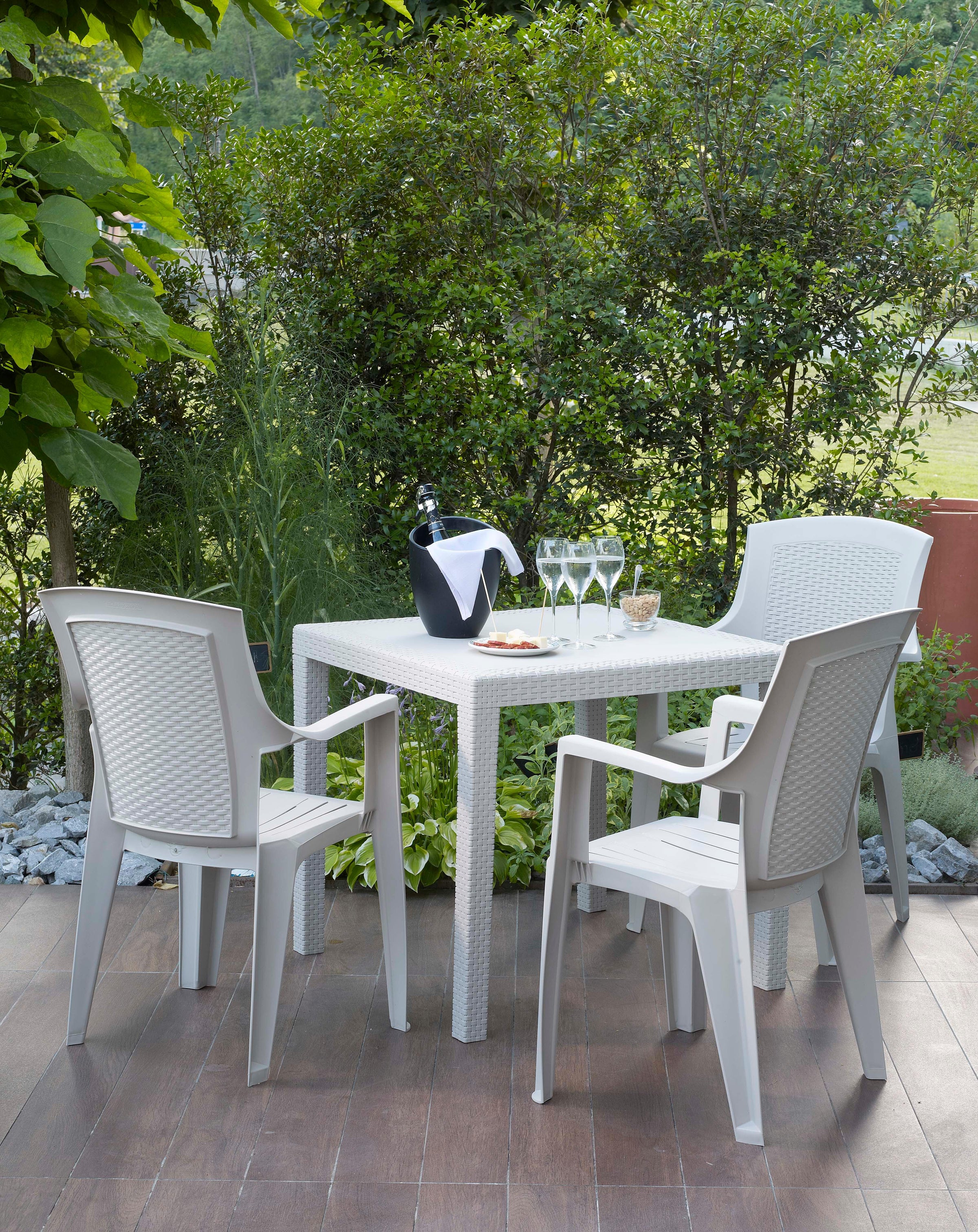 White King table, 72x79x79 cm, made of polypropylene with a rattan-effect finish