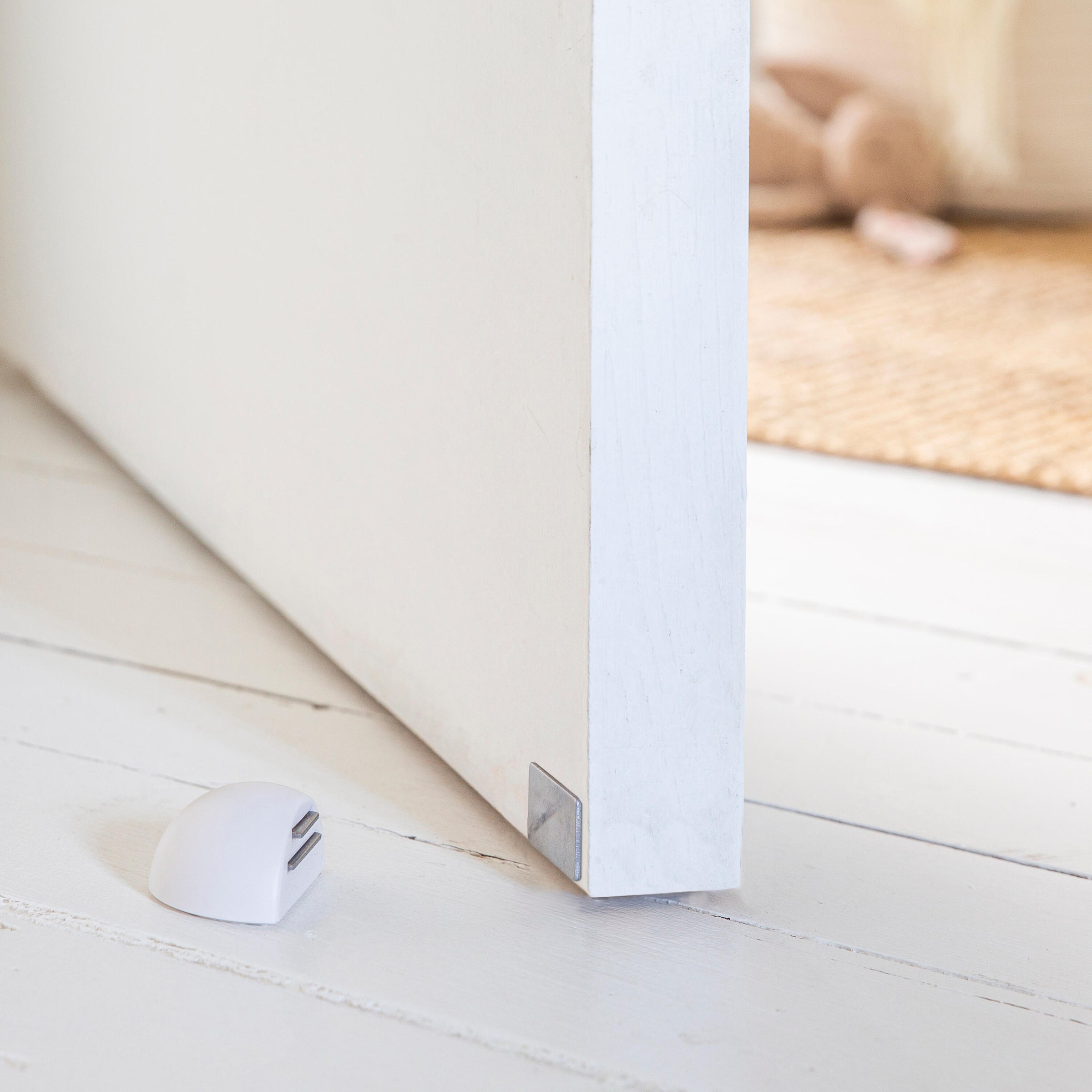 MAGNETIC DOORSTOP WITH ADHESIVE FASTENER