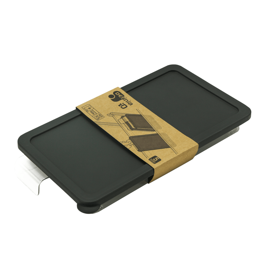 Refrigerated food container with an inner tray