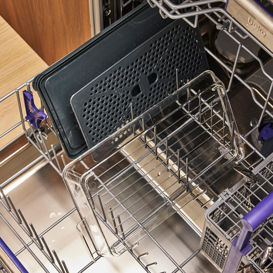 Refrigerated food container with an inner tray