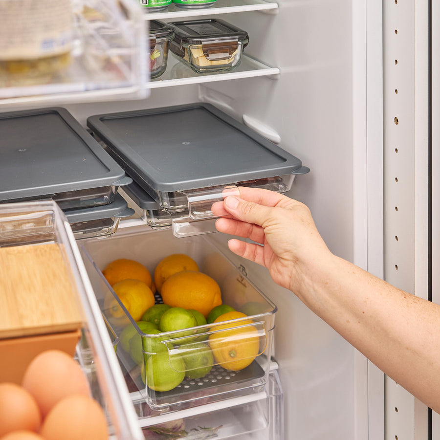 Refrigerated food container with an inner tray