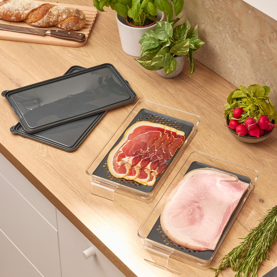 Refrigerated food container with an inner tray