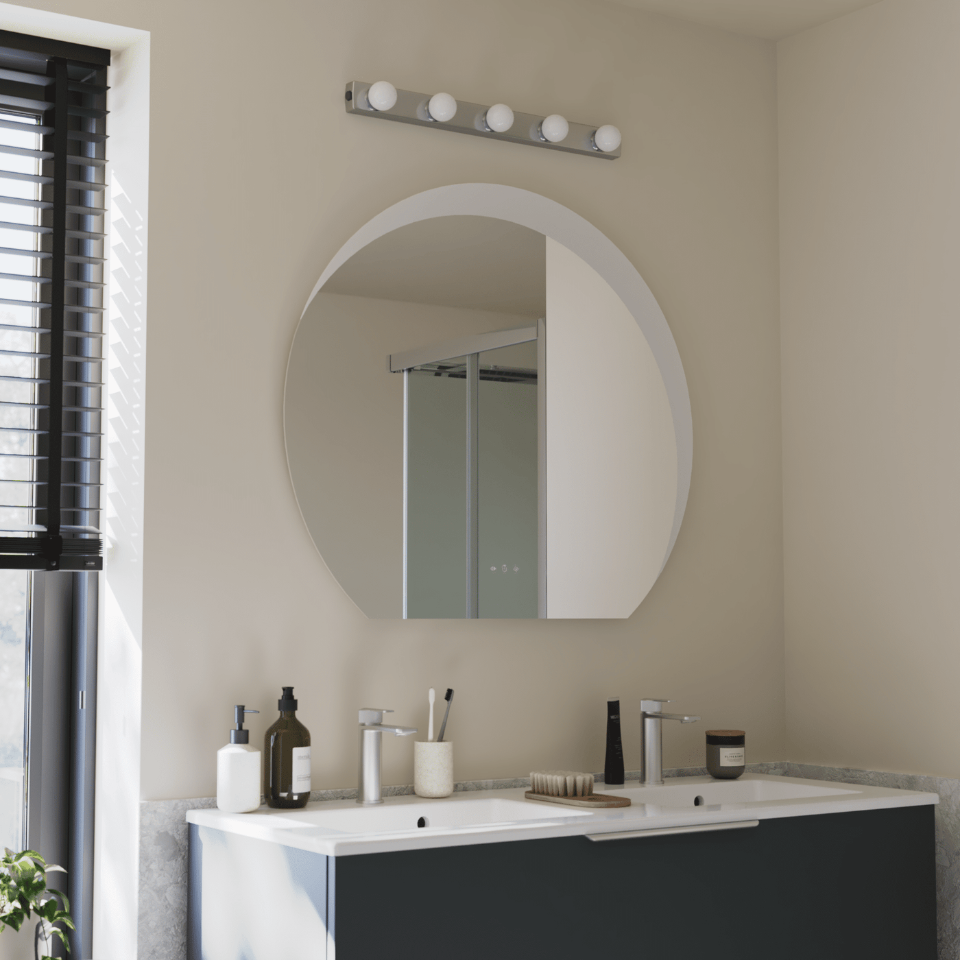 Lizz Silver 60cm LED wall-mounted mirror light, 1550 lm, IP44